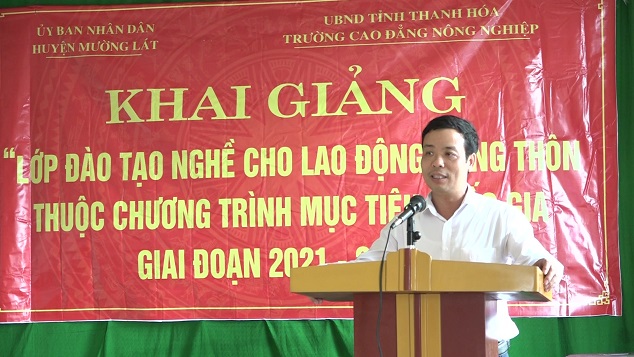 Đồng chí Mai Xuân Giang, Phó Chủ tịch UBND huyện phát biểu tại buổi khai giảng
