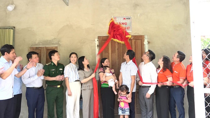 Đồng chí Trưởng Ban Dân vận Tỉnh ủy, Chủ tịch Ủy ban MTTQ tỉnh Phạm Thị Thanh Thủy và các nhà tài trợ bàn giao nhà cho hộ gia đình.