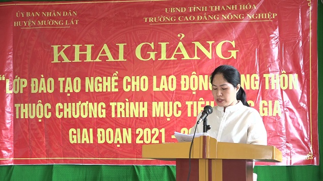 Đại diện trường Cao đẳng Nông nghiệp Thanh Hoá thông qua quyết định mở lớp
