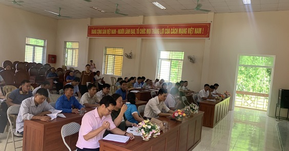 Cán bộ phòng giao dịch ngân hàng CHXH huyện và học viên tham gia Hội nghị tập huấn