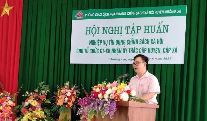 Ông Nguyễn Đức Thượng, Giám đốc Phòng giao dịch Ngân hàng CSXH huyện Mường Lát phát biểu khai mạc Hội nghị tập huấn