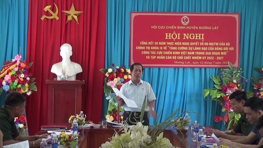 Đồng chí Nguyễn Hải Lưu, Phó Chủ tịch Hội CCB huyện truyền đạt các nội dung, chuyên đề của buổi tập huấn