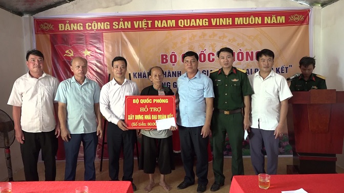 Lãnh đạo huyện và BCH Quân sự huyện bàn giao tiền hỗ trợ xây dựng nhà tình nghĩa cho các hộ gia đình chính sách