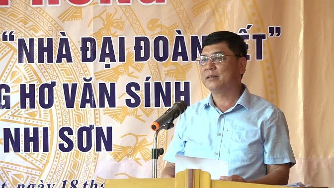 Đồng chí Lò Văn Đồng – UVBTV, Trưởng Ban Dân vận, Chủ tịch UBMTTQ huyện phát biểu tại buổi lễ bàn giao nhà tình nghĩa cho các gia đình chính sách