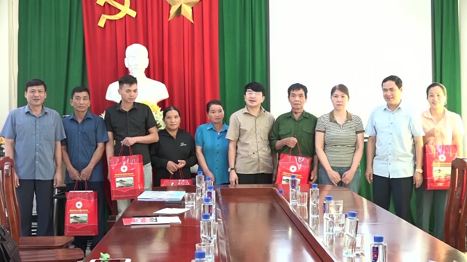 Đồng chí Nguyễn Quốc Thanh, Chủ tịch Hội CTĐ Tỉnh và các đồng chí lãnh đạo huyện tặng quà cho các gia đình chính sách nhân ngày 27/7.