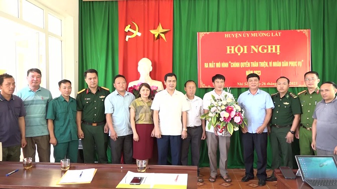 Đồng chí Triệu Minh Xiết - Phó Bí thư Thường trực Huyện uỷ tặng hoa Ban Chỉ đạo mô hình “Chính quyền thân thiện, vì Nhân dân phục vụ” xã Nhi Sơn