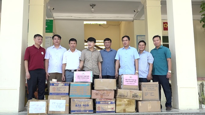 Đồng chí Nguyễn Quốc Thanh, Chủ tịch Hội CTĐ Tỉnh bàn giao hồ sơ thiết kế bản vẽ thi công công trình bếp ăn bán trú tại trường Tiểu học Pù Nhi cho lãnh đạo nhà trường