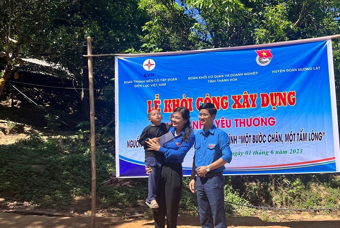 Đại diện Thường trực Đoàn Khối, đại diện Đoàn Công ty Điện lực Thanh Hóa trao quà cho em Thao Thị Dính nhân dịp Tết Thiếu nhi