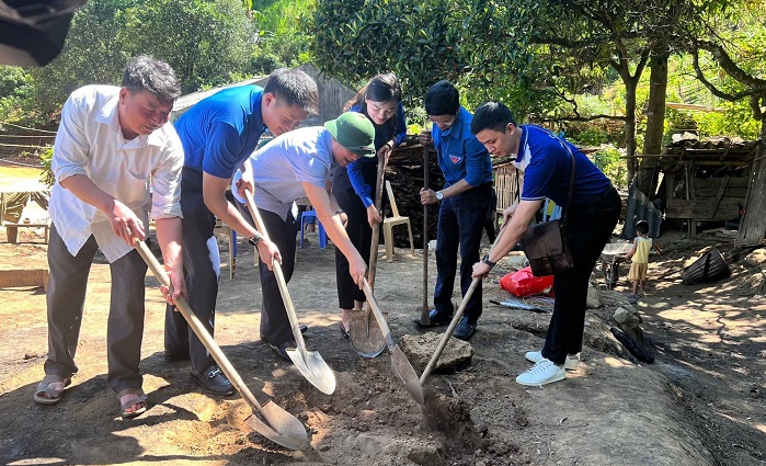 Đại diện Thường trực Đoàn Khối, đại diện Đoàn Cơ quan Tập đoàn Điện lực Việt Nam và Đại diện lãnh đạo huyện Mường Lát động thổ khởi công xây dựng “Ngôi nhà yêu thương”