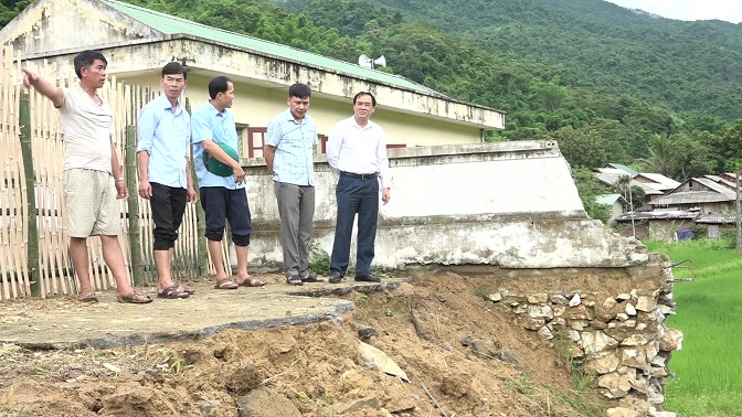 Đồng chí Hoàng Văn Dũng – UVBTVHU, Phó Chủ tịch Thường trực UBND huyện kiểm tra điểm sạt lở tại điểm trường mầm non khu bản Chai – Lách xã Mường Chanh