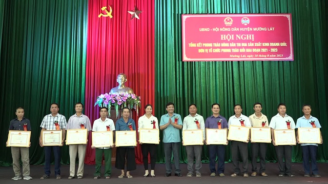 Các đồng chí lãnh đạo huyện tặng giấy khen cho các cá nhân, tập thể có thành tích tiêu biểu trong phong trào Nông dân thi đua sản xuất kinh doanh giỏi, giai đoạn 2021 - 2023