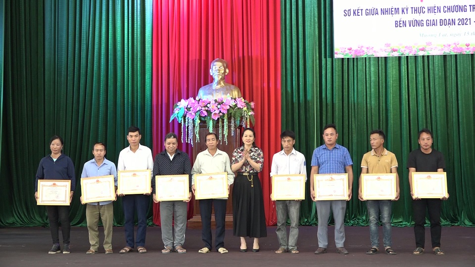 Lãnh đạo huyện trao khen thưởng cho các cá nhân và tập thể có thành tích xuất sắc trong công tác giảm nghèo