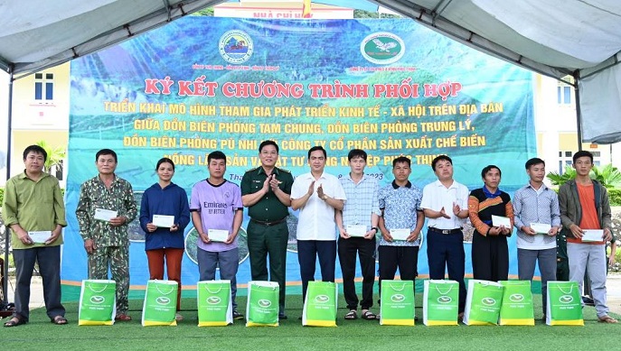 Lãnh đạo Bộ Chỉ huy BĐBP Thanh Hóa và Công ty CP sản xuất chế biến nông lâm sản và vật tư nông nghiệp Phúc Thịnh tặng quà cho 20 hộ nghèo, 15 học sinh nghèo học giỏi trong chương trình “Nâng bước em tới trường”