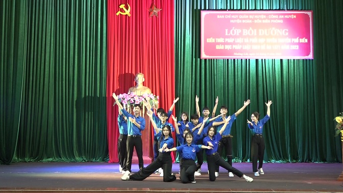 Các tiết mục văn nghệ chào mừng khai mạc lớp bồi dưỡng.