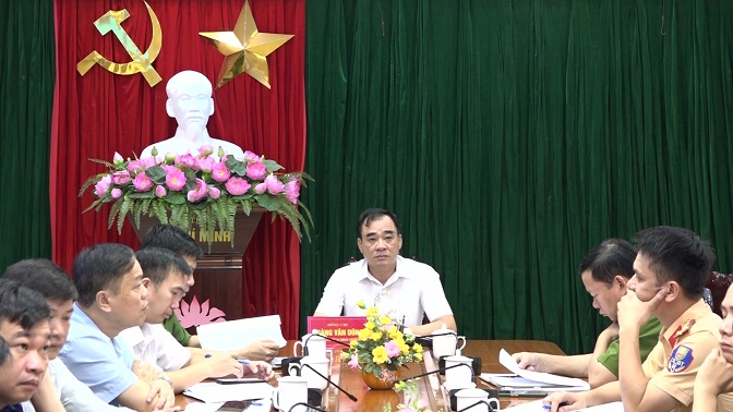 Đồng chí Hoàng Văn Dũng, Uỷ viên Ban Thường vụ Huyện uỷ, Phó Chủ tịch Thường trực UBND huyện chủ trì điểm cầu huyện Mường Lát