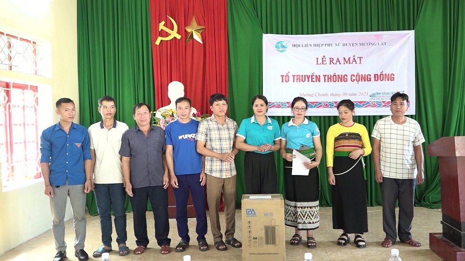 Hội LHPN huyện trao quà cho tổ truyền thông cộng đồng tại bản Na Chừa