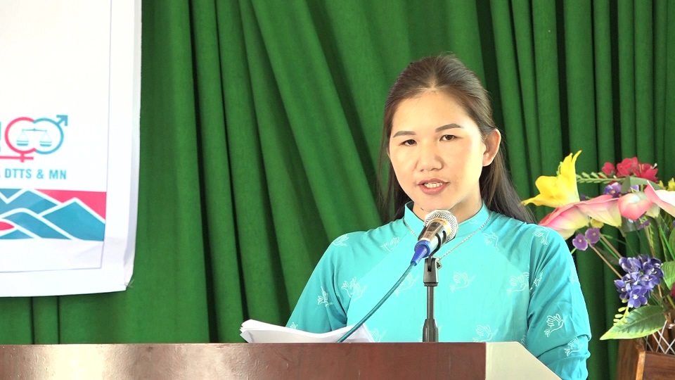 Đại diện HLHPN xã Mường Chanh công bố Quyết định thành lập tổ và quy chế hoạt động của tổ Truyền thông cộng đồng