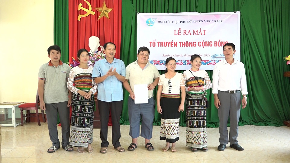 Đại diện lãnh đạo xã trao Quyết định thành lập tổ Truyền thông tại bản Lách