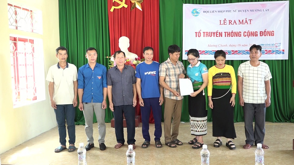 Đại diện lãnh đạo xã trao Quyết định thành lập tổ Truyền thông tại bản Na Chừa