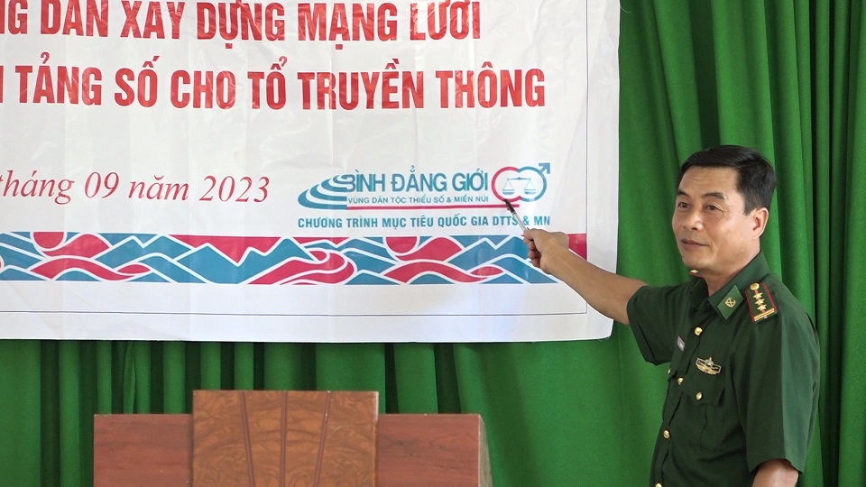 Đại diện Đồn Biên phòng Quang Chiểu Tuyên truyền về luật Bình đẳng giới; mua bán phụ nữ và trẻ em.