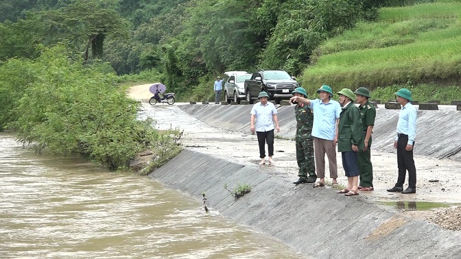 Đồng chí Hoàng Văn Dũng, Phó Chủ tịch UBND huyện cùng đoàn công tác kiểm tra các khu vực xung yếu trên địa bàn xã Mường Chanh.