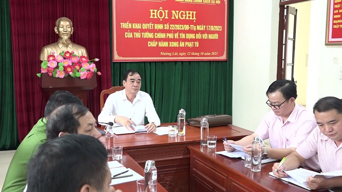 Đồng chí Hoàng Văn Dũng, Uỷ viên Ban Thường vụ Huyện uỷ, Phó Chủ tịch Thường trực UBND huyện chủ trì tại điểm cầu huyện Mường Lát