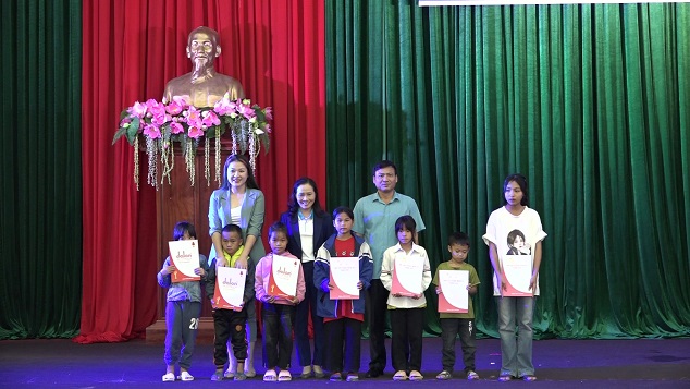 Hiệp hội Doanh nhân nữ tỉnh Thanh Hóa trao tặng 7 số tiết kiệm cho 7 trẻ mồ côi có hoàn cảnh đặc biệt khó khăn trên địa bàn huyện.