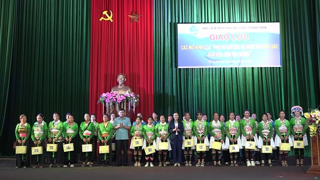 Lãnh đạo Hội LHPN tỉnh và huyện Mường Lát trao quà cho hội viên.