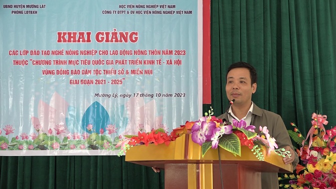 Đồng chí Mai Xuân Giang, Phó Chủ tịch UBND huyện phát biểu giao nhiệm vụ cho lớp học