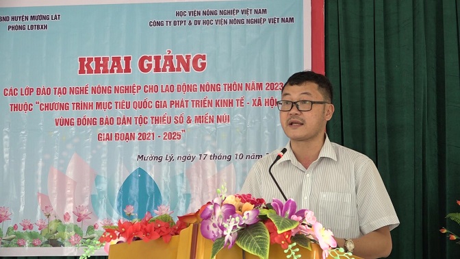 Đại diện lãnh đạo Công ty TNHH Đầu tư phát triển và dịch vụ Học viện Nông nghiệp Việt Nam thông qua Quyết định thành lập lớp