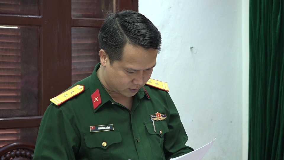 Đại diện lãnh đạo Ban chỉ huy Quân sự huyện triển khai các văn bản chỉ đạo của tỉnh và huyện về công tác tuyển chọn, gọi công dân nhập ngũ và thực hiện nghĩa vụ tham gia Công an nhân dân năm 2024.