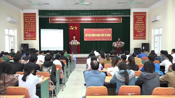 Toàn cảnh buổi lễ khai giảng lớp bồi dưỡng nhận thức về Đảng.