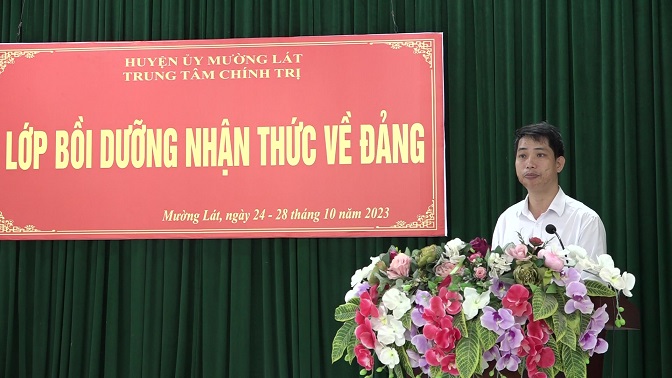 Đồng chí Trần Văn Cường, Phó Giám đốc Trung tâm Chính trị huyện quán triệt một số nội dung của lớp bồi dưỡng.