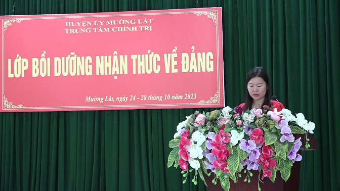 Đồng chí Phạm Thị Nhuần, Giảng viên Trung tâm Chính trị huyện thông qua các Quyết định mở lớp bồi dưỡng.