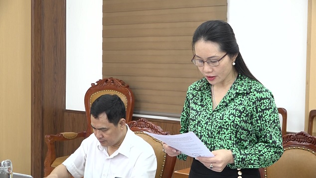 Đồng chí Lương Thị Tuân, Uỷ viên Ban Thường vụ, Trưởng ban Tổ chức Huyện uỷ thông qua Tờ trình về công tác cán bộ.