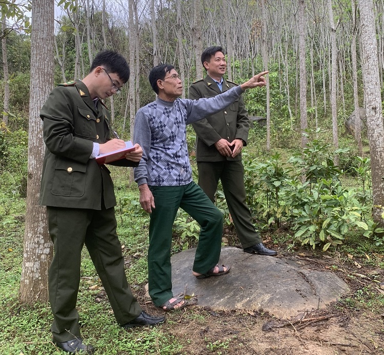 Lực lượng kiểm lâm huyện Mường Lát đi tuần tra, bảo vệ rừng. (Ảnh minh hoạ).