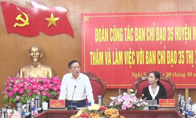 Đồng chí Lầu Thanh Va, Trưởng Ban Tuyên giáo Huyện ủy, Phó trưởng Ban Chỉ đạo 35 huyện Mường Lát phát biểu tại buổi làm việc.