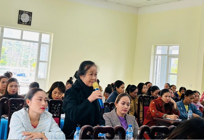 Hội viên phụ nữ sôi nổi đối thoại.