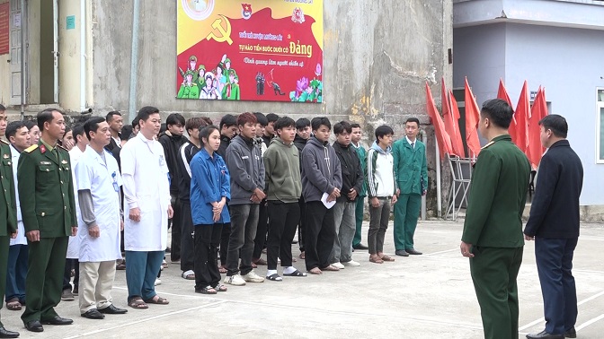 Bí thư Huyện uỷ Hà Văn Ca động viên các thanh niên khám tuyển nghĩa vụ quân sự, nghĩa vụ Công an Nhân dân năm 2024.