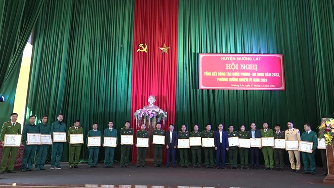 Các đồng chí lãnh đạo huyện trao tặng giấy khen cho các tập thể, cá nhân có thành tích xuất sắc trong thực hiện công tác Quốc phòng – An ninh năm 2023.