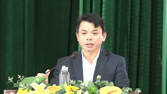 Đồng chí Hà Văn Ca, Tỉnh ủy viên, Bí thư Huyện ủy, Chủ tịch HĐND huyện phát biểu kết luận hội nghị