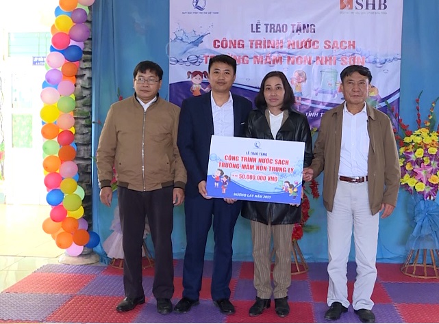 Quỹ bảo trợ trẻ em tỉnh Thanh Hóa tặng công trình nước sạch cho Trường Mầm non Trung Lý.