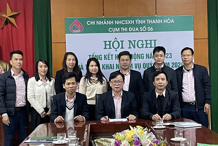 Các đơn vị trong Cụm thi đua số 6 tiến hành ký cam kết thi đua.