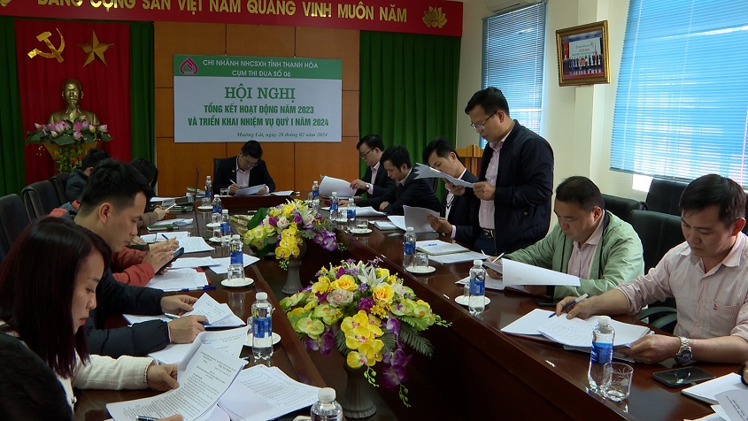 Ông Đỗ Tất Nguyên, Phó Giám đốc Phòng giao dịch NHCSXH huyện Mường Lát thong qua báo cáo tổng kết hoạt đọng năm 2023; phương hướng, nhiệm vụ quý I, năm 2024.