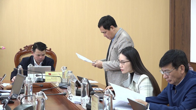 Đồng chí Triệu Minh Xiết, Phó Bí thư Thường trực Huyện ủy trình bày báo cáo tóm tắt tình hình thực hiện nhiệm vụ tháng 2; phương hướng nhiệm vụ tháng 3 năm 2024.