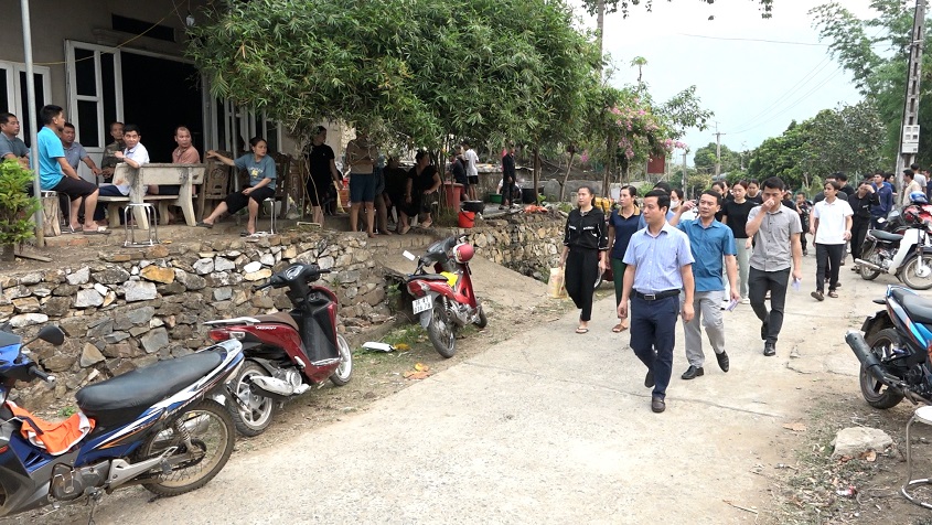 Đồng chí Mai Xuân Giang, Phó Chủ tịch UBND huyện cùng đoàn công tác đến thăm hỏi, động viên các gia đình.