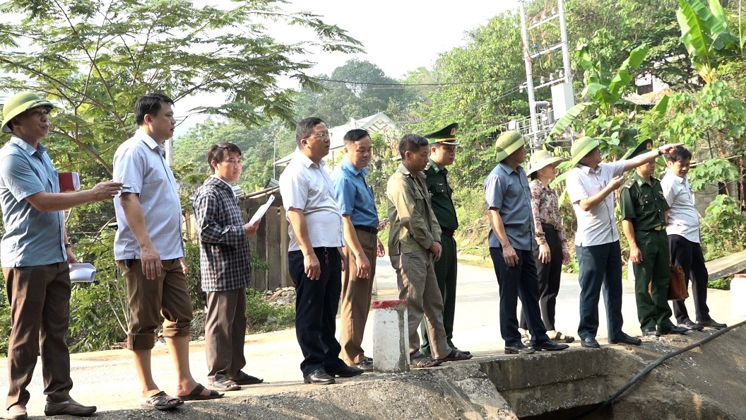 Đoàn công tác kiểm tra các hộ gia đình nằm trong vùng có nguy cơ xảy ra lũ ống, lũ quét, sạt lở đất tại bản Cá Tớp.