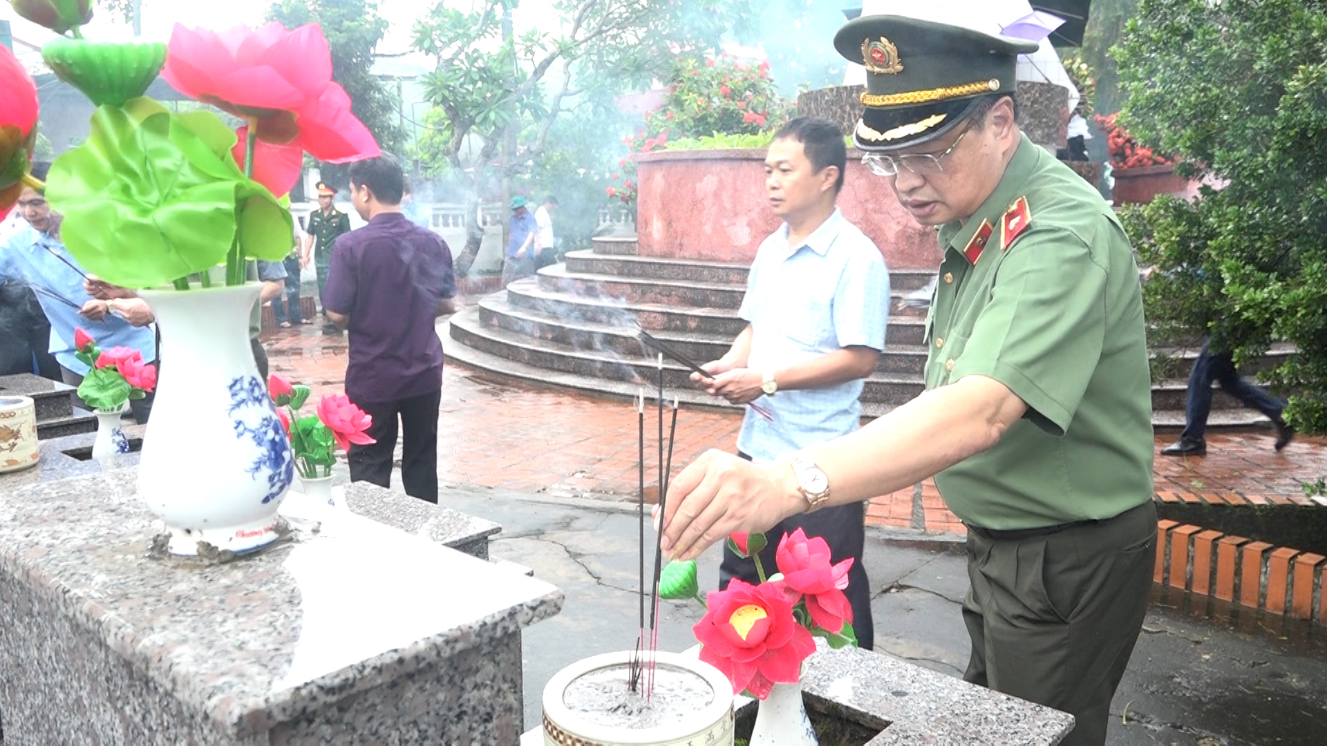 Thiếu tướng Trần Phú Hà, Giám đốc Công an tỉnh và các thành viên trong đoàn thắp hương từng phần mộ liệt sỹ.