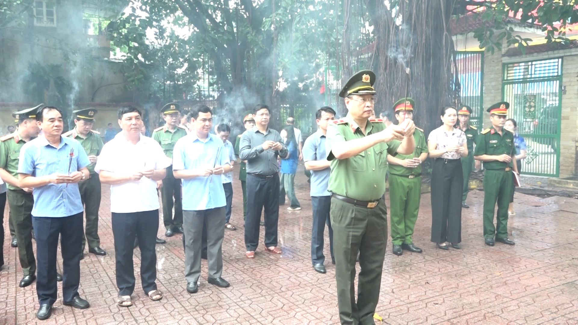 Thiếu tướng Trần Phú Hà, Giám đốc Công an tỉnh dâng hương tại Đài tưởng niệm đoàn quân Tây Tiến.