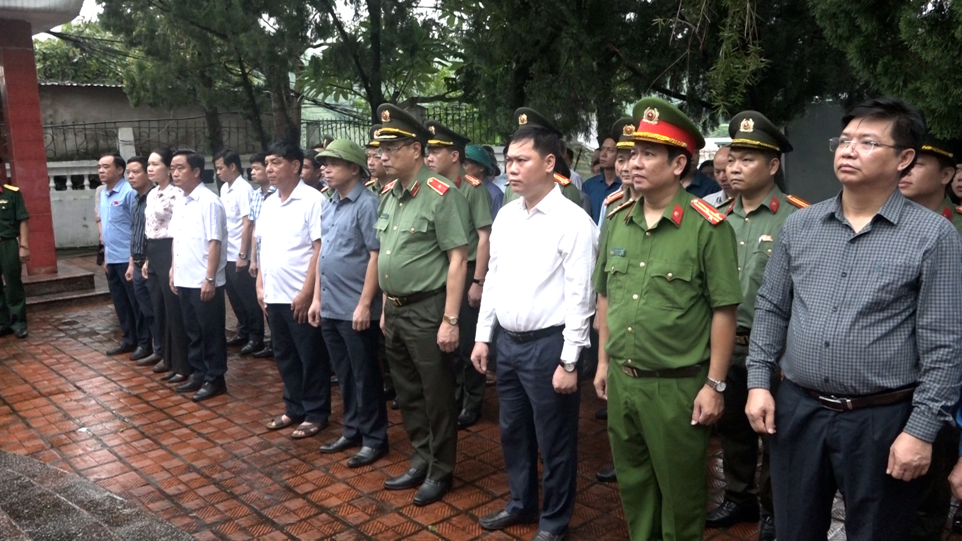 Thiếu tướng Trần Phú Hà, Ủy viên Ban Thường vụ Tỉnh ủy, Giám đốc Công an tỉnh cùng đoàn công tác dâng hoa tại Nghĩa trang liệt sĩ huyện Mường Lát.